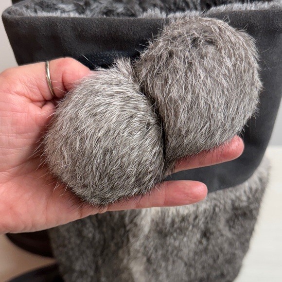 Manitobah Mukluks Gray and Fur Winter Boots - Picture 10 of 12